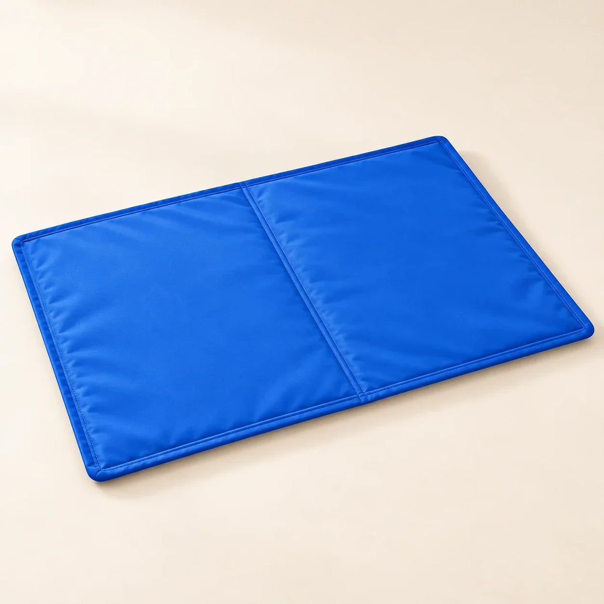 Pad refrescante de gel azul: producto solo sobre fondo neutro.
